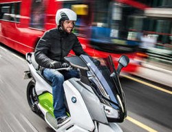 BMW Pamer Skuter Listrik di Olimpiade