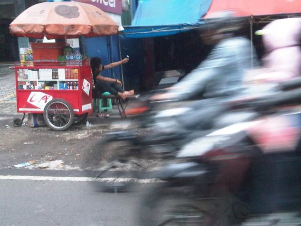 Tukang Rokok Narsis