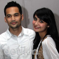 Teuku Wisnu & Shireen Sungkar Kompak Putih-putih