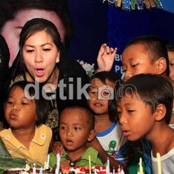 Venna Melinda Rayakan Ultah dengan Anak Yatim