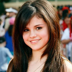 Selena Gomez, dari Barney Hingga ke Pelukan Justin Bieber (2)