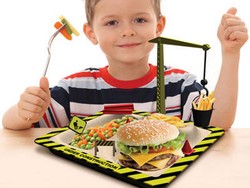 Piring Untuk Bermain dan Makan si Jagoan Kecil