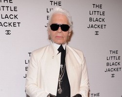 Karl Lagerfeld Akting Jadi Patung di Paris