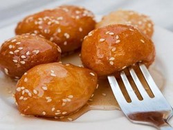 Ternyata, Tak Sulit Membuat Si Krenyes Legit Loukumades!