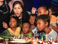 Venna Melinda Rayakan Ultah dengan Anak Yatim