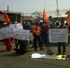 Pekerja PT Cahaya Timur Indonesia Demo