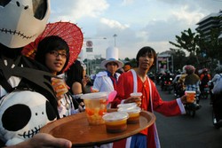Tokoh-tokoh Anime Jualan Minuman Buka Puasa di Semarang