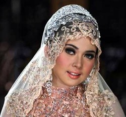 Jilbab Syahrini Populer Sampai ke Tanah Madinah