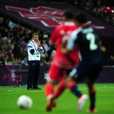 Inggris Raya Menang, Pearce Tebar Pujian