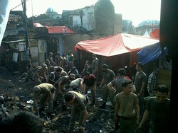 Satpol PP Jakarta Barat Bersihkan Kawasan Kebakaran Tambora