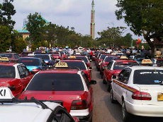 Ratusan Sopir Taksi Mogok, Batam Lumpuh 