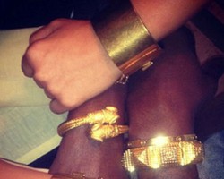 Kim Kardashian Pamer Gelang Emas Matching dengan Kanye West