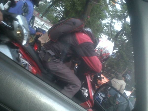 Tidur di Lampu Merah