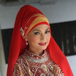 Nia Daniati Berbusana Muslim