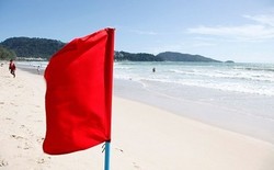 Waspada! Peringatan Tenggelam Saat Berenang di Phuket, Thailand