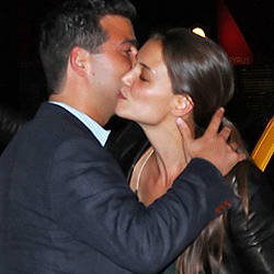 Katie Holmes Cipika-cipiki dengan Pria Misterius