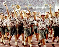 7 Busana Nyeleneh di Pembukaan Olimpiade dari Masa Ke Masa