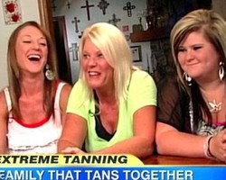 Terlihat Lebih Seksi, Ibu & Kedua Anaknya Kompak Kecanduan Berjemur