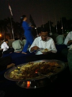 Ini Gaya Dahlan Iskan Ketika Berbuka Puasa dengan 200 Pegawainya