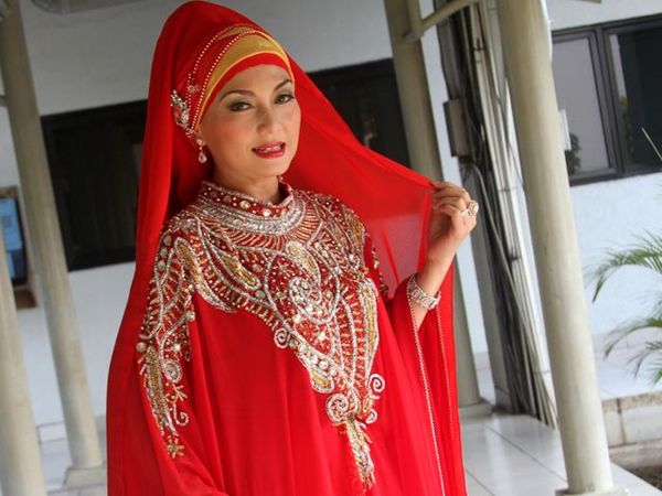 Nia Daniati Berbusana Muslim