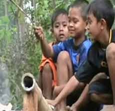 Meriam Bambu Ngabuburit Ala Anak-anak di Pasuruan 
