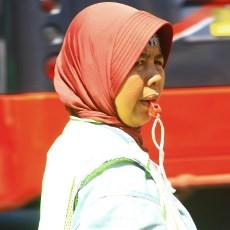 Bu Tuti, Menantang Terik Matahari untuk Tertibkan Lalu Lintas