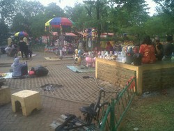 Ngabuburit, Warga Warakas Ajak Anak-anaknya Bermain di Taman