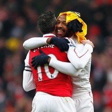 Henry: Bertahanlah di Arsenal, Van Persie!