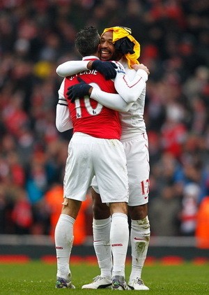 Henry: Bertahanlah di Arsenal, Van Persie!