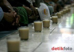 Polisi Bagikan Takjil di Daerah Rawan Macet di Cilincing Jakut