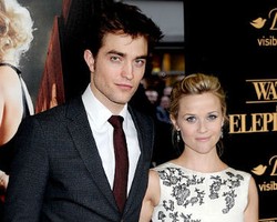 Robert Pattinson Mengurung Diri di Rumah Reese Witherspoon