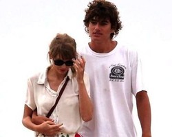 Taylor Swift Dipacari Anggota Keluarga Kennedy 