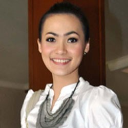 Gaya Kantoran ala Christy Jusung