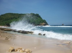 Gondo Mayit, Pantai Indah yang Penuh Aura Mistis