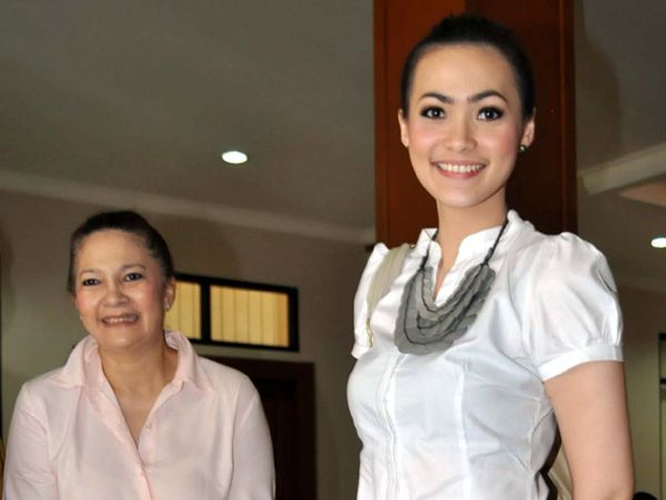 Gaya Kantoran ala Christy Jusung