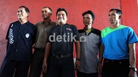 Sebanyak lima orang wasit Divisi amatir atau Divisi satu, mendatangi Kantor PSSI Senayan, Jakarta, Selasa (31/07), untuk menagih honor mereka yang belum di bayar sejak Februari lalu.