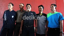 Sebanyak lima orang wasit Divisi amatir atau Divisi satu, mendatangi Kantor PSSI Senayan, Jakarta, Selasa (31/07), untuk menagih honor mereka yang belum di bayar sejak Februari lalu.