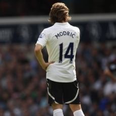 Madrid Naikkan Harga Buat Modric, Spurs Masih Menolak