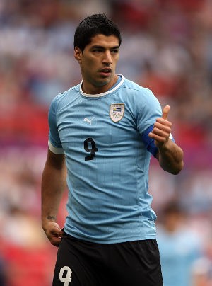 Cavani: Suarez Siap Hukum Fans Inggris Raya
