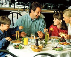 9 Trik Kurangi Konsumsi Garam Saat Makan di Restoran 