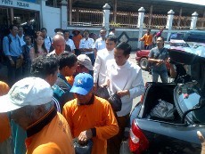 Jokowi Bagi-bagi Beras ke Penarik Becak di Stasiun Solo
