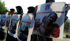 Aksi Peduli Rohingya, Mahasiswa Makassar Bakar Bendera Myanmar