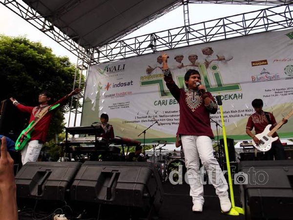 Aksi Wali di Atas Panggung