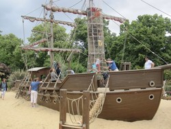 Ada Kapal Bajak Laut Terdampar di Tengah London