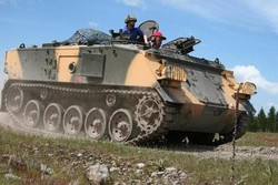 Liburan Sambil Naik Tank Baja, Mau?