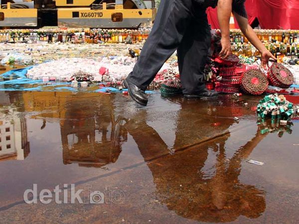Ribuan Petasan dan Miras Dihancurkan