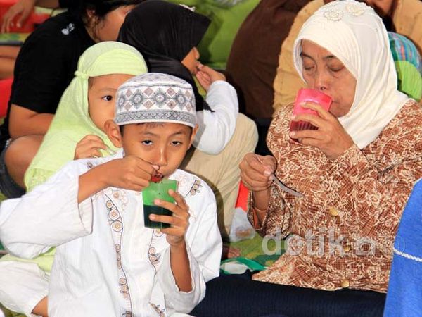 Menikmati Takjil di Masjid Cheng Hoo