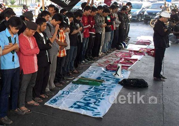 Mahasiswa Makassar Salat Gaib untuk Rohingya