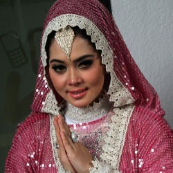 Syahrini: Pagi Bombay Style, Malam Abaya Renda
