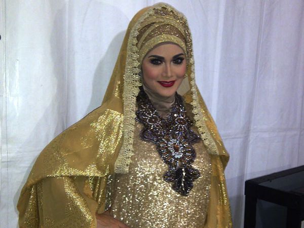 Busana Muslim Bernuansa Emas Krisdayanti